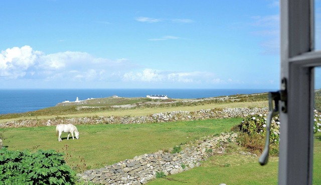 Bowjy Coth is located in a peaceful hamlet which truly is a walker’s paradise.