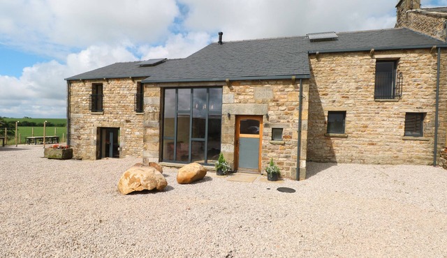 BOWLAND BARN, pet friendly, with hot tub in Lancaster