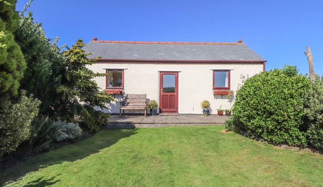 BOWLING GREEN COTTAGE, pet friendly, with open fire in Camborne