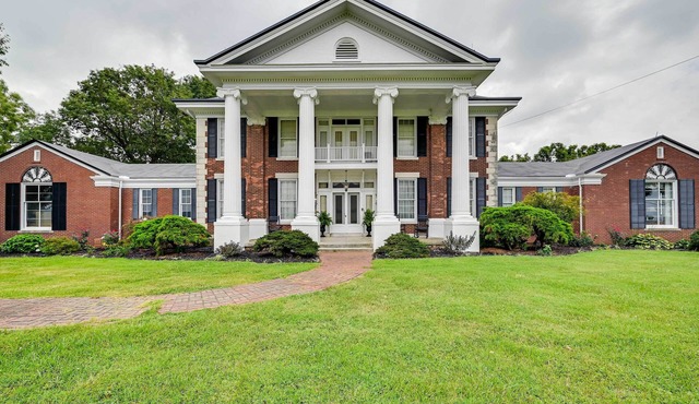Bowling Green House w/Shared Pool!