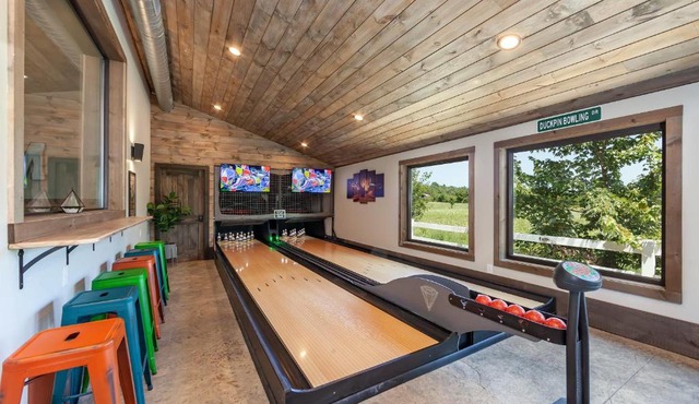 Bowling Waterfront Luxury MtnViews Pool Sleeps12
