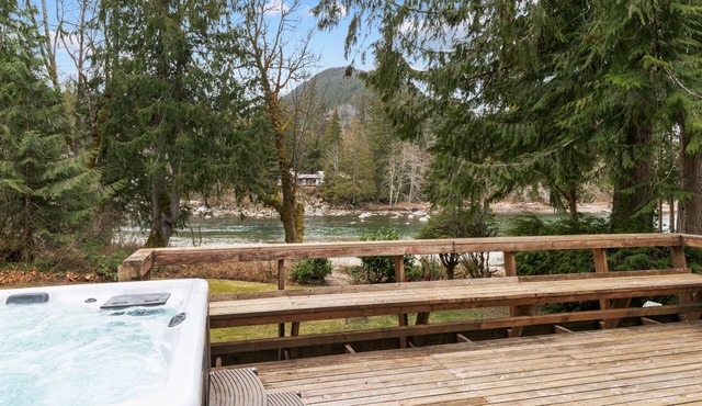 Bowman's Beach Cottage in Cascades with sandy riverfront & hot tub