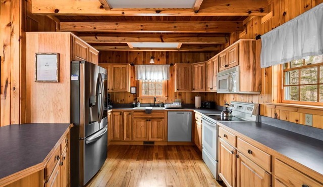 🎀 Bows Lakeside Cabin - 4000sqft. Dock. Cinema. Firepit ➠ 9776
