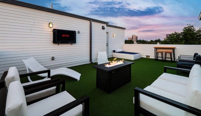 Bowser 103 · Upscale Designer Retreat ★ Rooftop Terrace ★ Views