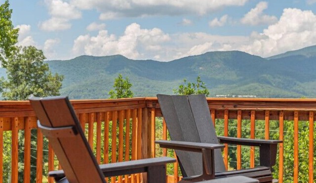 Bowtie Mountain View Home~ Asheville * Hot tub * Black Mountain