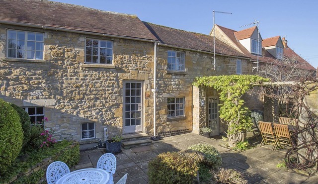 Box Cottage - sleeps 4 guests in 2 bedrooms