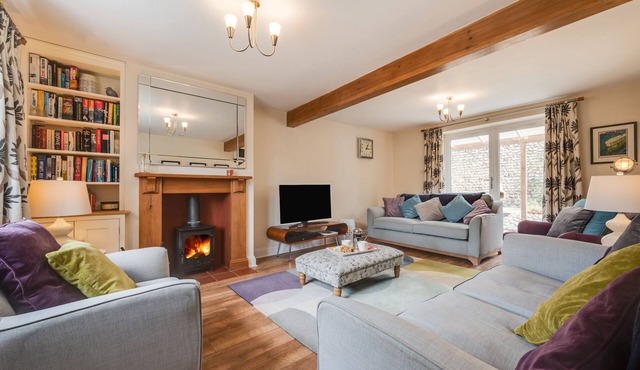 Box House - Three Bedroom House, Sleeps 6