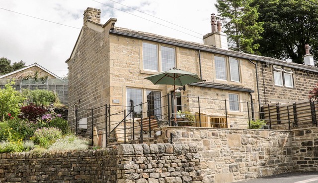 BOX TREE COTTAGE, pet friendly, character holiday cottage in Oxenhope