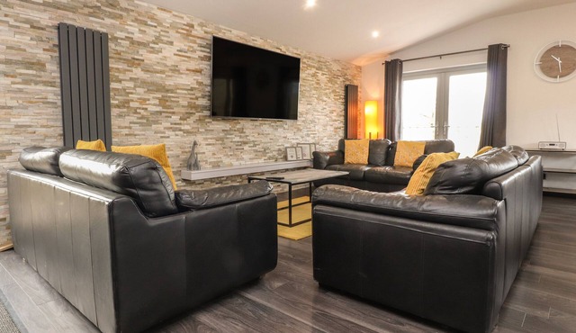 BOX TREE ESCAPES, family friendly, with hot tub in Kirkby Lonsdale