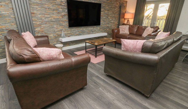 BOX TREE ESCAPES, family friendly, with hot tub in Kirkby Lonsdale