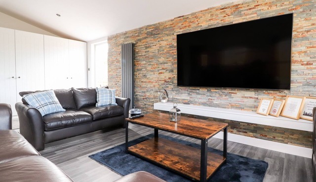 BOX TREE ESCAPES, family friendly, with hot tub in Kirkby Lonsdale