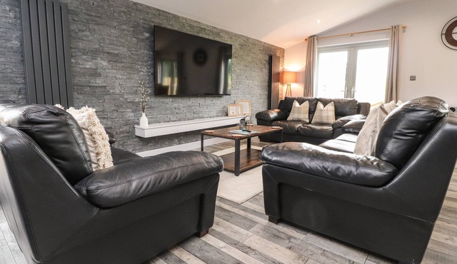 BOX TREE ESCAPES, family friendly, with hot tub in Kirkby Lonsdale