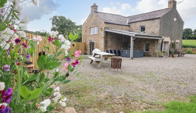 BOX TREE FARM HOUSE, family friendly, with hot tub in Kirkby Lonsdale