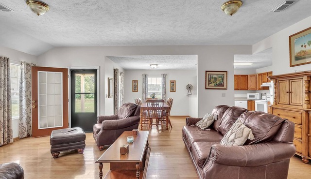 Boyds Place, 2 Miles to MSU, Quiet Luxury