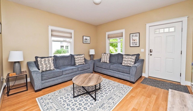 Boyne City, 4 blocks to Lake Charlevoix, 4 bedrooms, sleeps 13