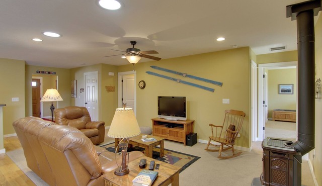 Bozeman Condo w/Grill ~ 2 Mi to Hot Springs!