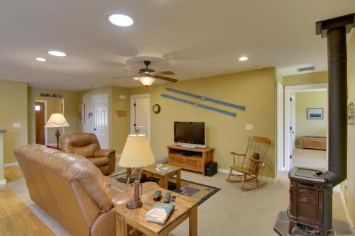 Bozeman Condo with Grill about 2 Mi to Hot Springs!