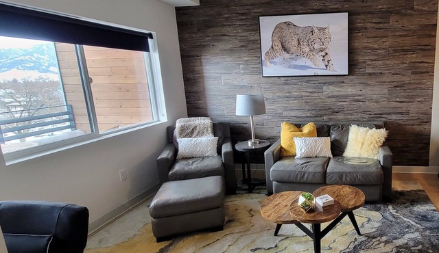 Bozeman Winter Getaway: Heated Garage + Mountain Views!