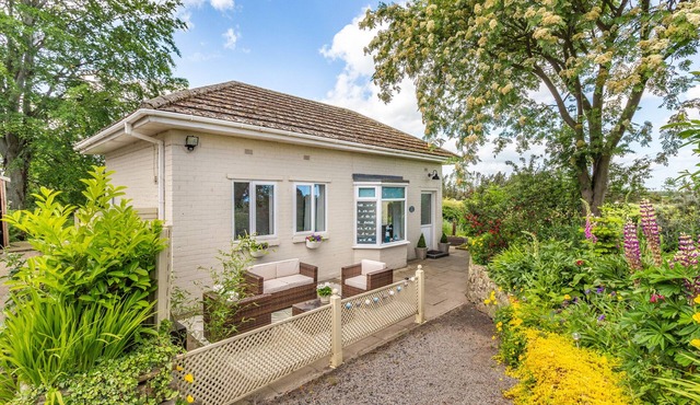 BRACKEN BARN COTTAGE, romantic, with a garden in Widdrington