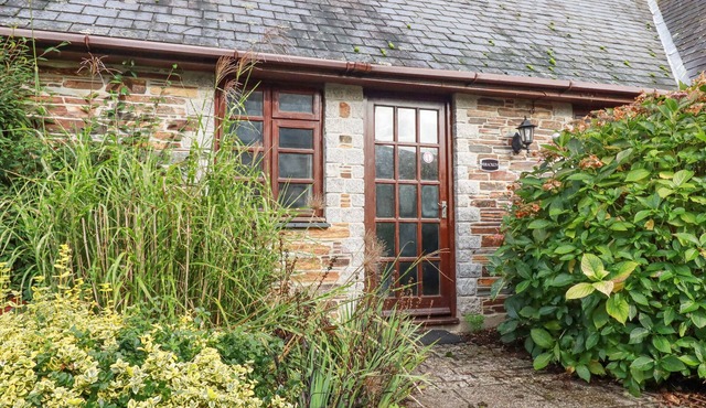 BRACKEN COTTAGE, family friendly, with pool in St Tudy