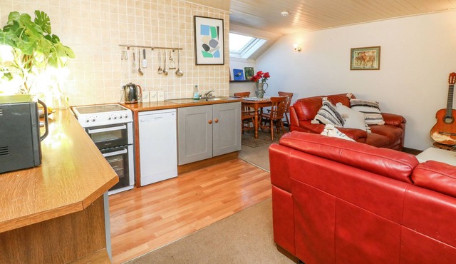 BRACKEN COTTAGE, pet friendly, with a garden in Bridestowe