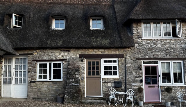 BRACKEN COTTAGE, romantic, with a garden in Osmington
