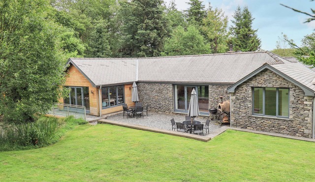 BRACKEN GROUND, pet friendly, luxury holiday cottage in Coniston