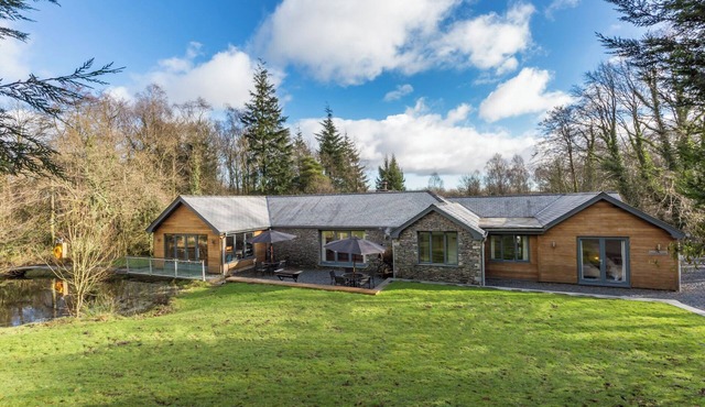 BRACKEN GROUND, pet friendly, luxury holiday cottage in Coniston