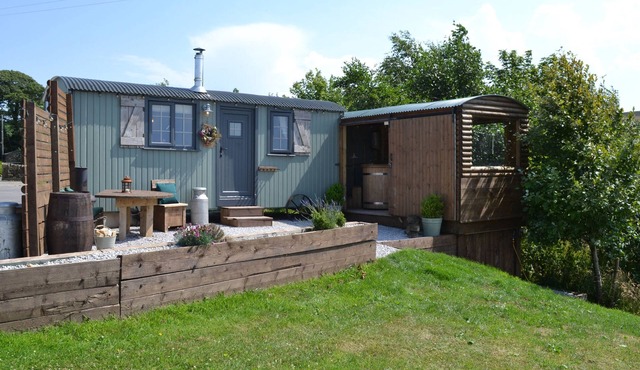 BRACKEN HUT AT COPY HOUSE HIDEAWAY, pet friendly in Earby