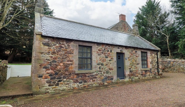 BRACKEN LODGE, pet friendly, character holiday cottage in Wooler