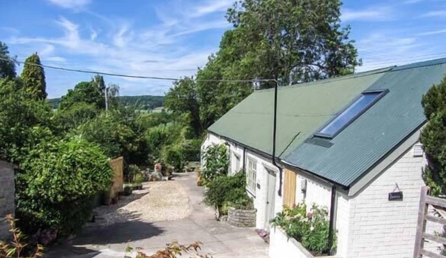 BRACKEN, pet friendly, character holiday cottage in Compton Dundon