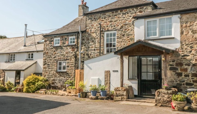 BRACKENMOOR, pet friendly, luxury holiday cottage in Sticklepath