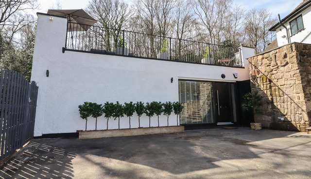 BRACKENWOOD COTTAGE, pet friendly, with hot tub in West Kirby