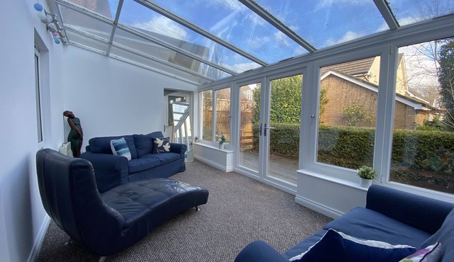 Bracknell - Stylish - Three Bedroom (Three Bathroom) House