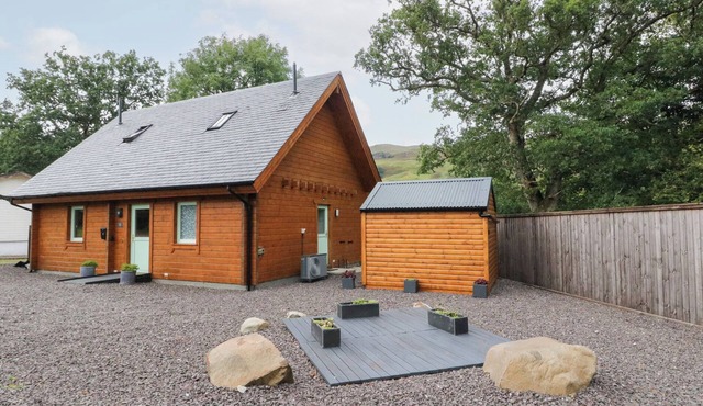 BRADAN LODGE, pet friendly, with a garden in Dalmally