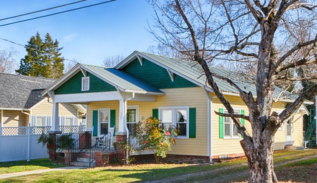 Bradley Cottage in the heart of "Mayberry"