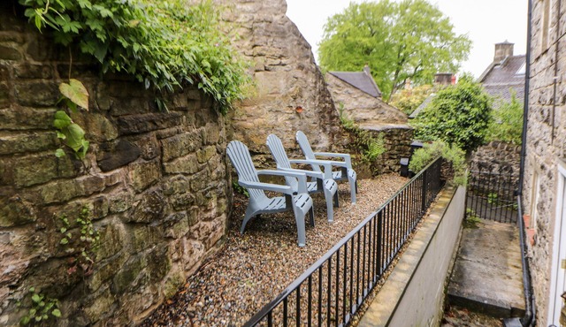 BRADLEY HOUSE, pet friendly, character holiday cottage in Winster
