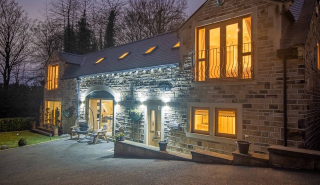 BRADLEY MANOR, family friendly, with hot tub in Huddersfield