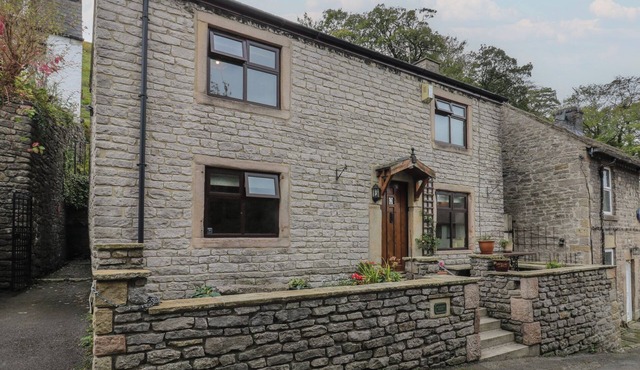 BRADSHAW HOUSE, pet friendly in Castleton, Peak District