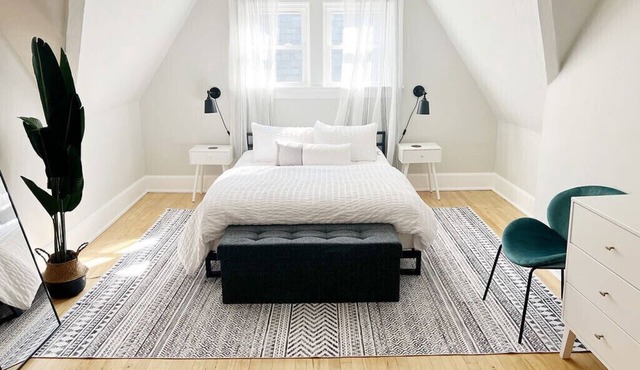 Brady St - Secret Garden - Fire Pit - Chic Victorian - Family Friendly