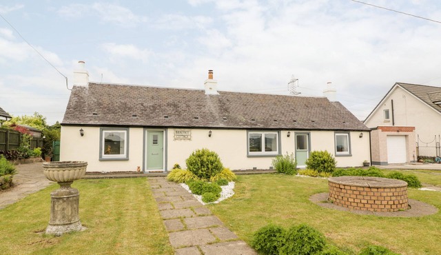 BRAEFACE COTTAGE, pet friendly, with open fire in Bonnybridge