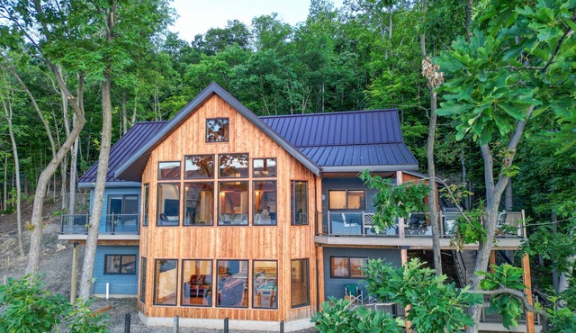 Braeloch Lodge - Canandaigua lakefront timberframe w/breathtaking views, spa