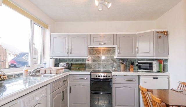 BRAEMAR COTTAGE, pet friendly, country holiday cottage in Tain