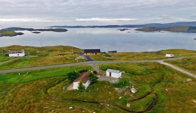 BRAEMORE CHALET, romantic, with open fire in Tarbert Isle Of Harris