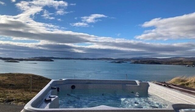 BRAEMORE COTTAGE, family friendly in Tarbert Isle Of Harris