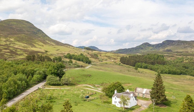BRAES OF FOSS FARMHOUSE, family friendly in Kinloch Rannoch