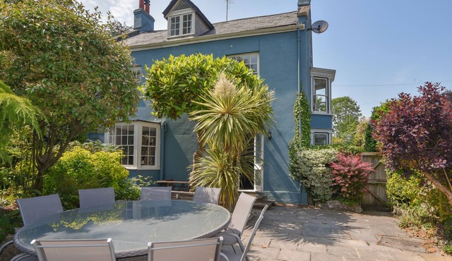 BRAESIDE, family friendly, character holiday cottage in Lyme Regis