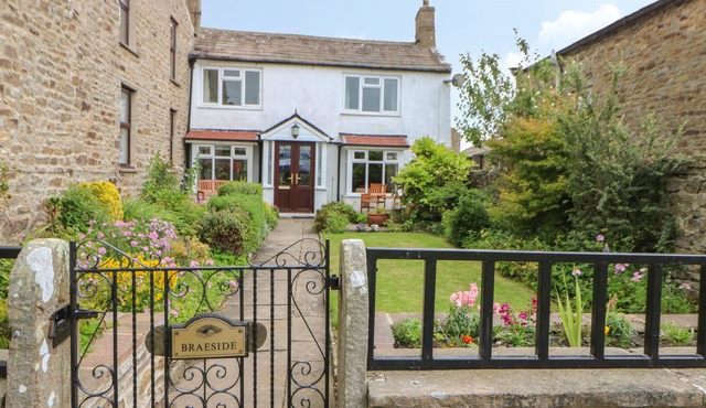 BRAESIDE, family friendly, character holiday cottage in Reeth