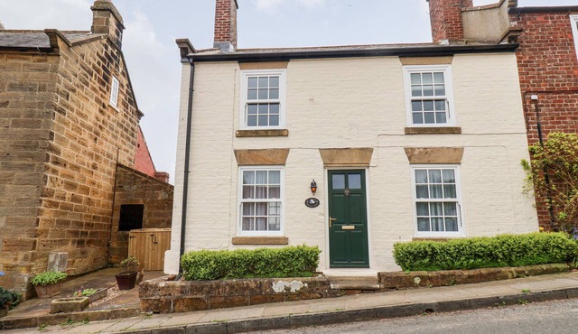 BRAESIDE, pet friendly, with open fire in Fylingthorpe