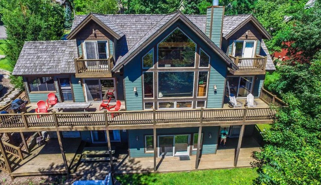 Braeside Six-Bedroom Holiday Home